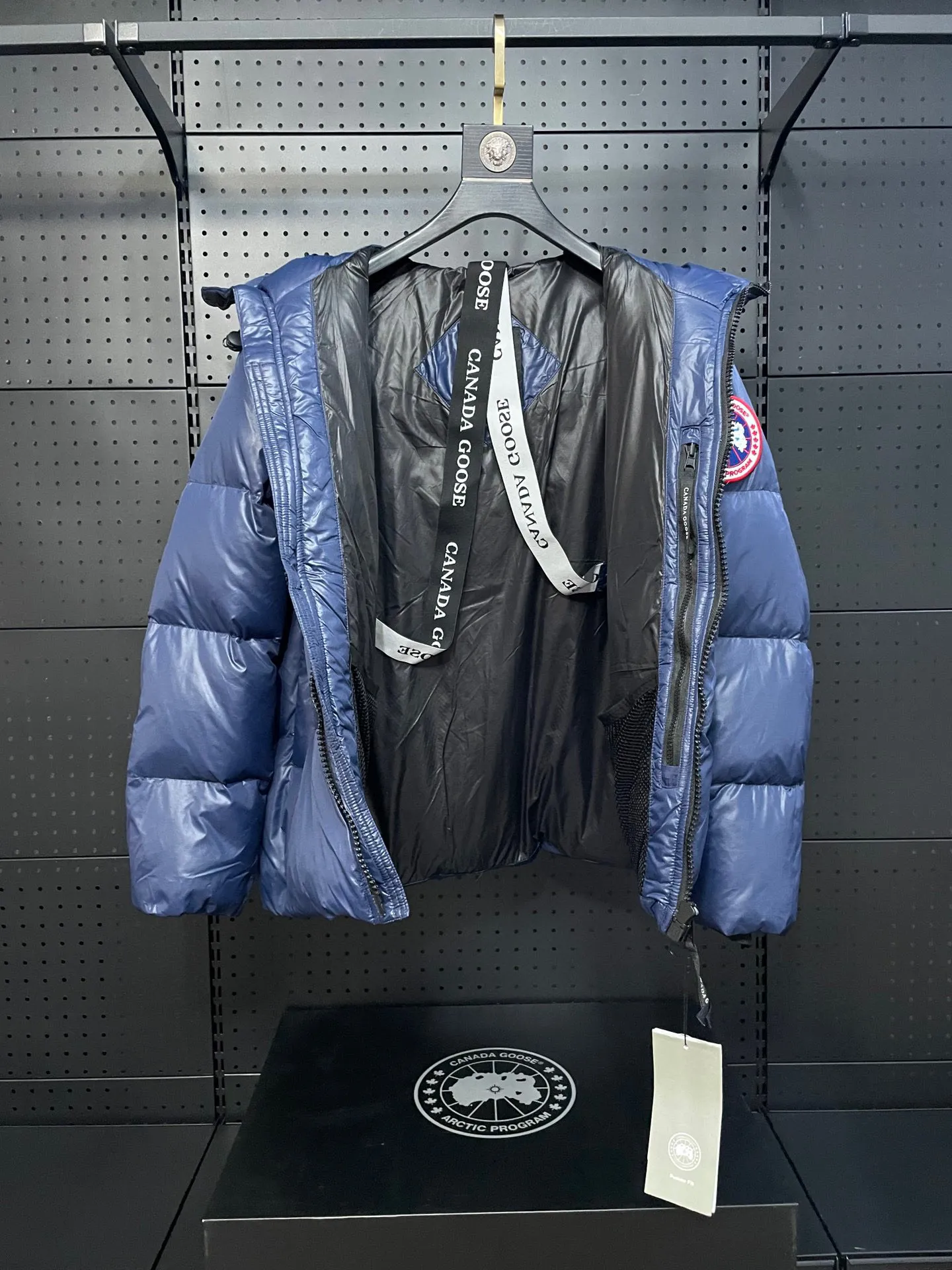 P780 Blue Red Label Top Version 𝘾𝘼𝙉𝘼𝘿𝘼 𝙂𝙊𝙊𝙎𝙀/Canada Goose 2023 Limited New Crofton Puff Down Jacket Pure Guangzhou Inspection 95 White Duck Down Filling‼  Top version, ceiling level‼ Crofton soft bread, the latest style in 2023, has a cold protection effect of up to level 4. It is made of recycled Feather-Light tear-resistant fabric. It is ultra-light and has no weight on the upper body at all! The unique black label highlights your temperament‼  Canada Goose, a Canadian brand, has always been recognized as the warmest down jacket. Various Instagram celebrities, Internet celebrities, and celebrities often wear it for street photos. I do Canada Goose every year, but I still can’t get rid of my love for geese. No matter how cold the winter is, there is no need to be afraid, because there are geese! Filled with 80% white duck down, Canada Goose is the legendary warmest down jacket and is known as a must-have for Arctic outdoor sports! The most popular down jacket in the world, celebrities are rushing to buy it, it is a must-have! Same style for men and women Size: S-XXL